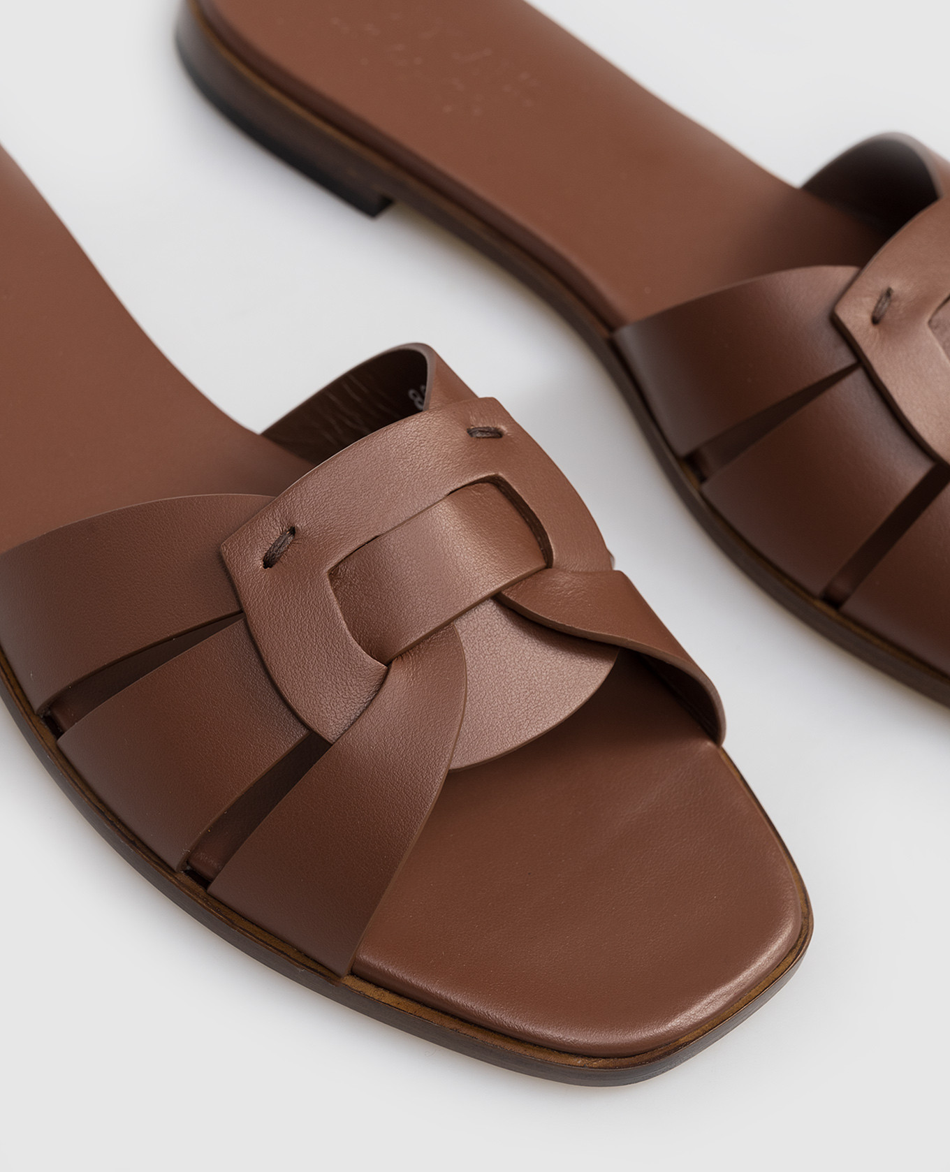 

Brown leather flip-flops Doucal's