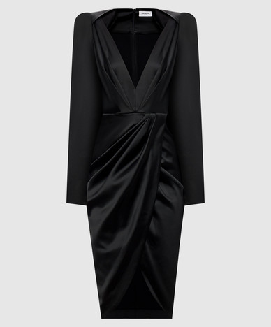 Vestido negro con hombreras marcadas