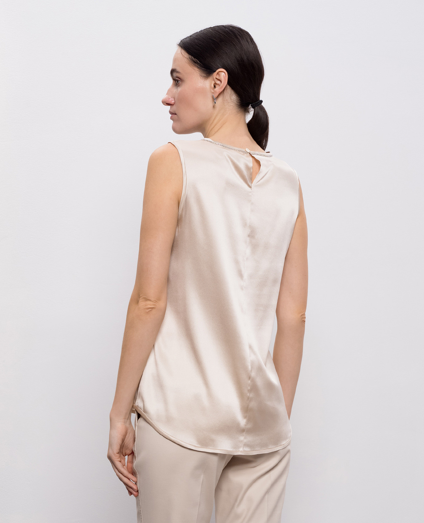 

Beige silk blouse with monil chain Peserico