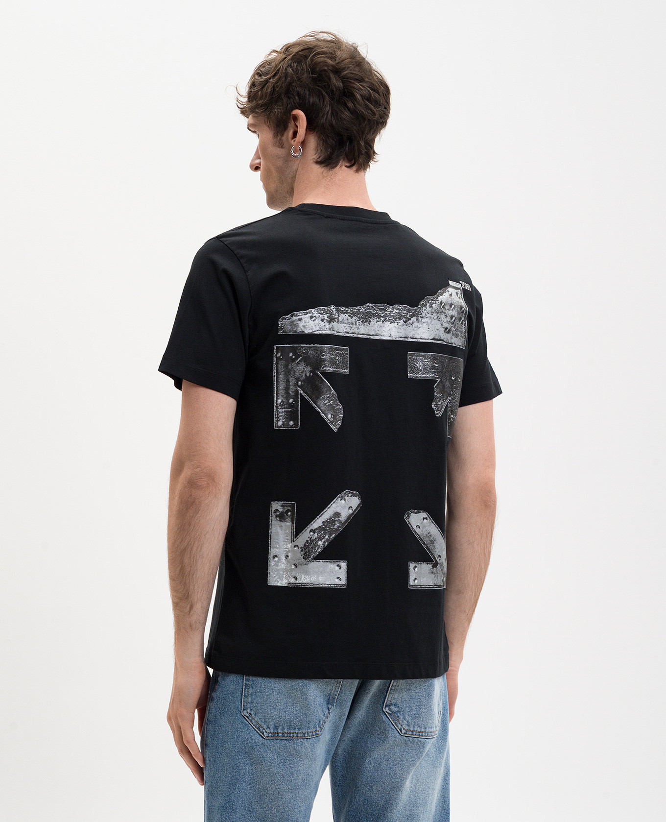 Black T-shirt with Metal Arrow emblem Off-White 4