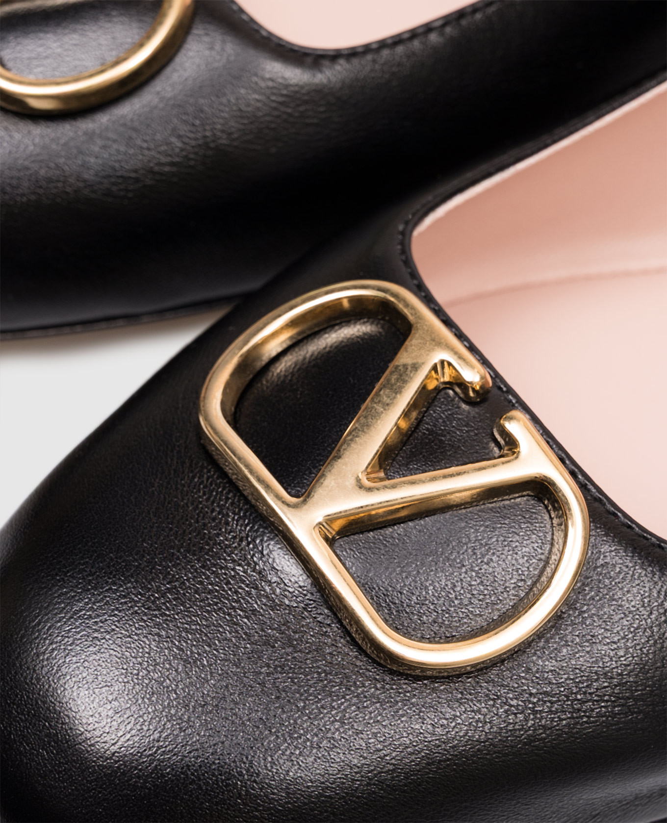 Black leather ballet flats with textured logo Valentino 7