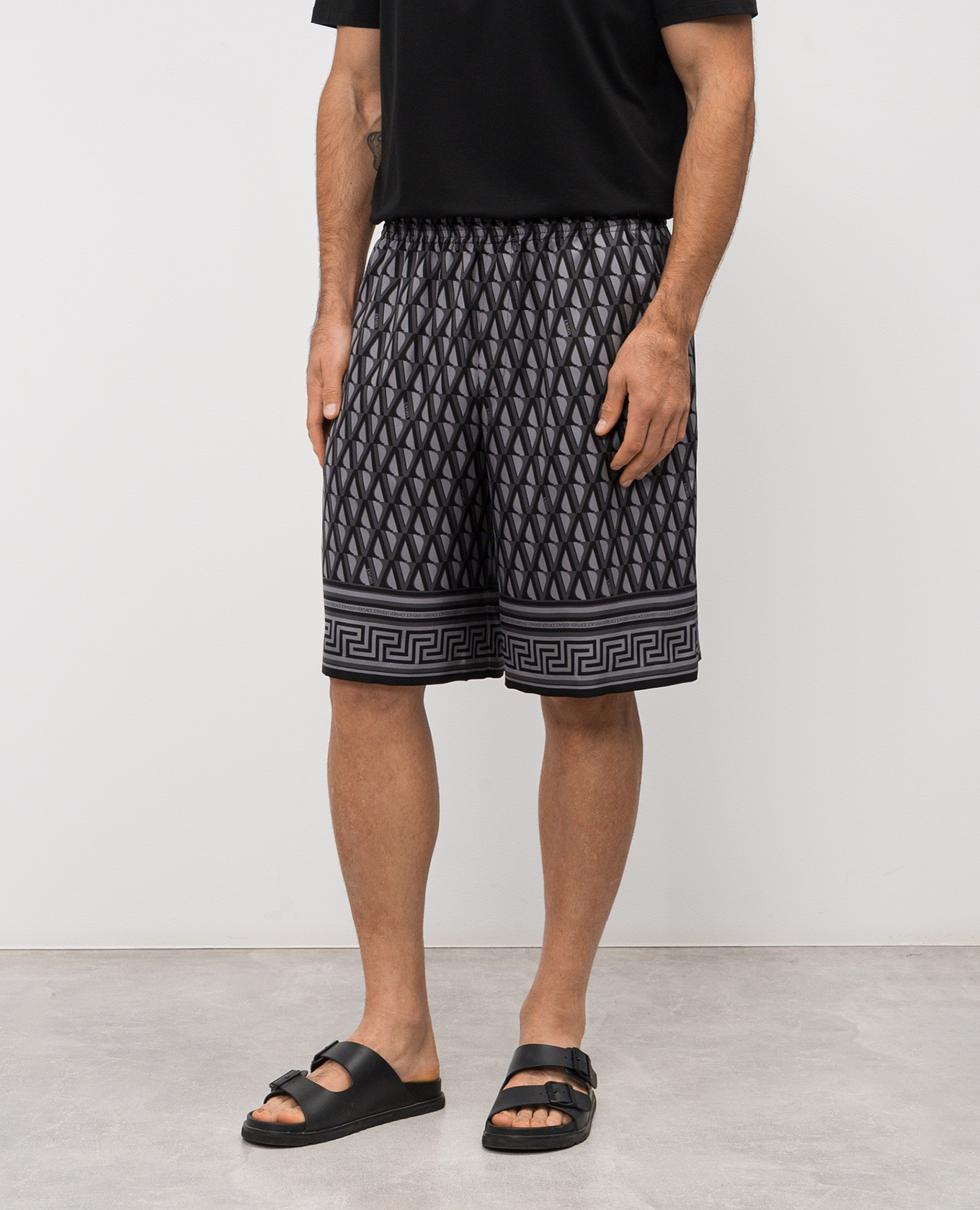 

Black silk shorts with V Greca print Versace