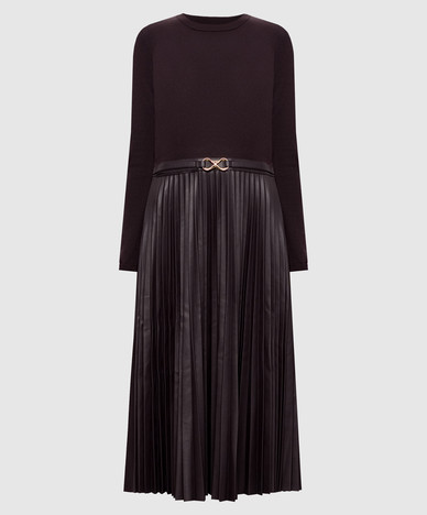 Robe marron à plis