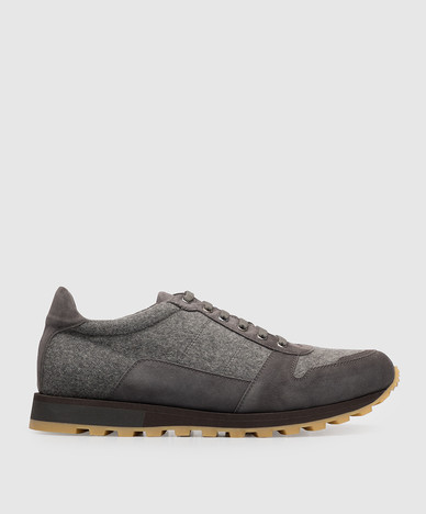 Graue Sneaker-Kombination