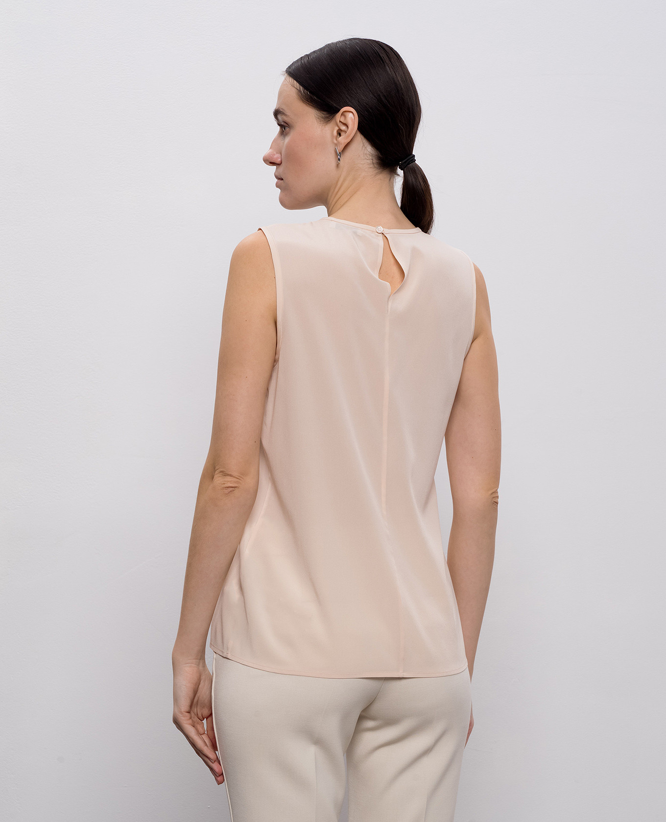 

Pink silk top with monil chain Peserico