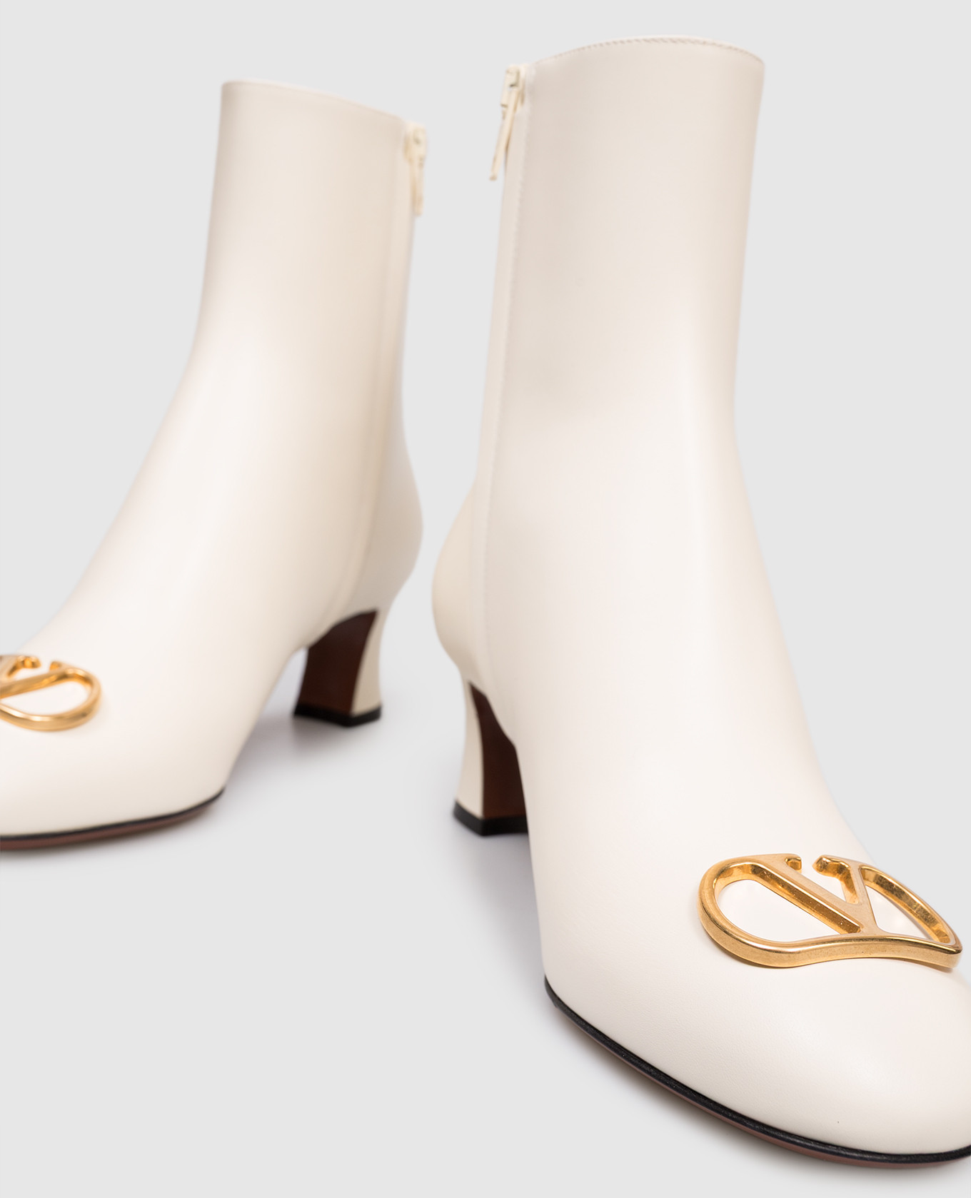 

White leather ankle boots with logo Valentino