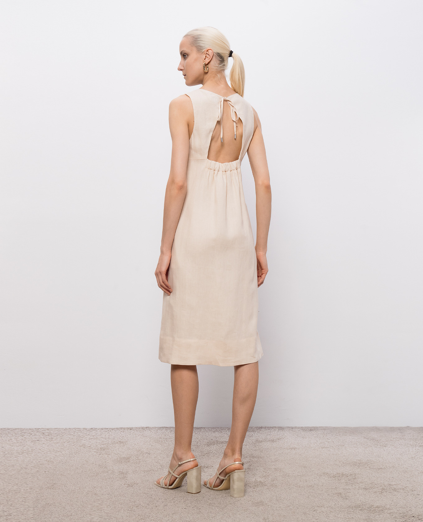 

Beige linen dress with monil chain Peserico