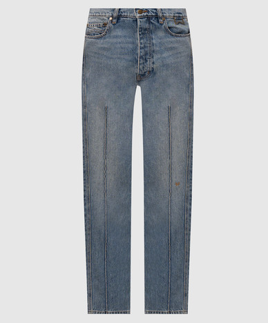 Blaue Jeans mit einem Aufnäher