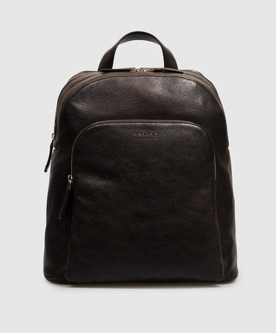 Brauner Lederrucksack mit strukturiertem Logo