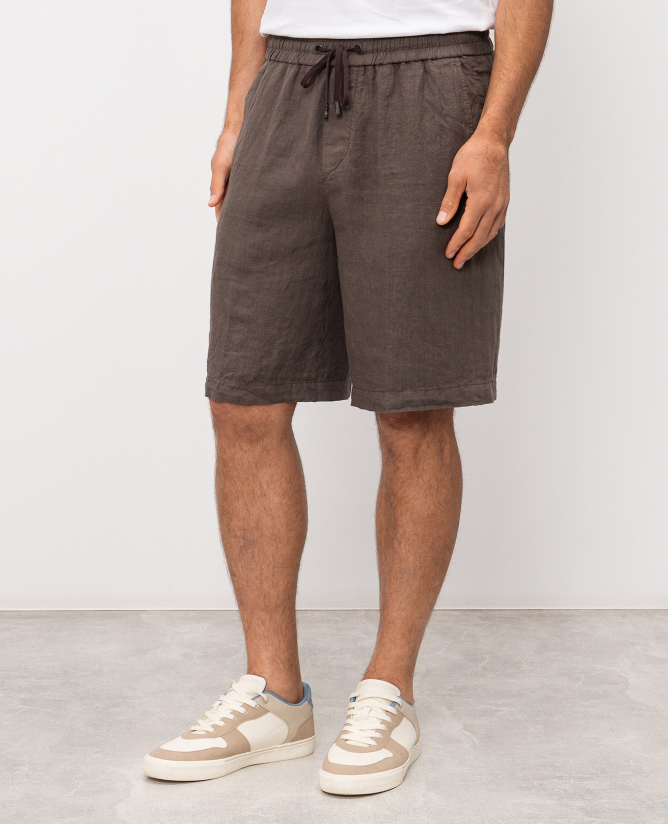 

Brown linen shorts with logo patch Peserico