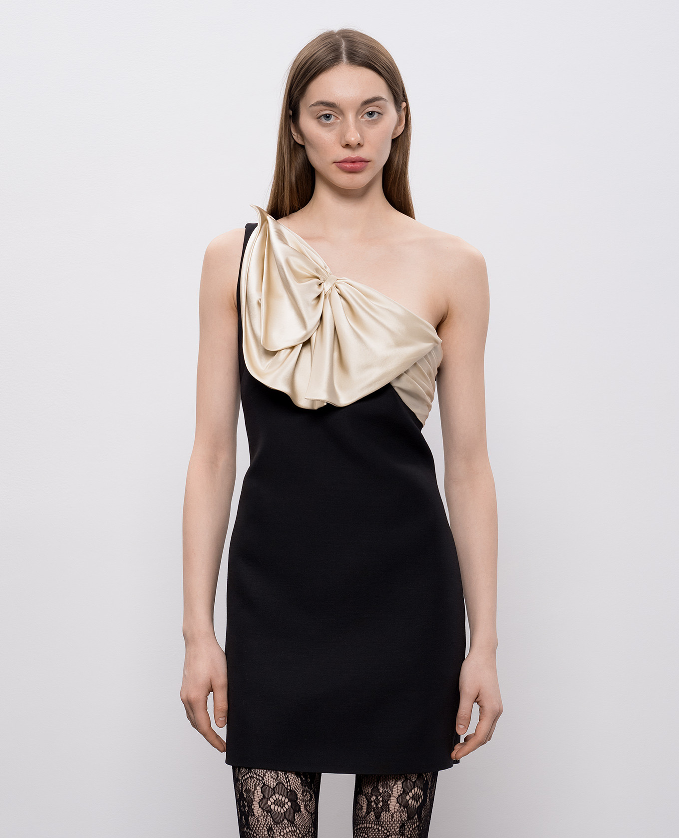 Black one-shoulder dress made of wool and silk Valentino 3