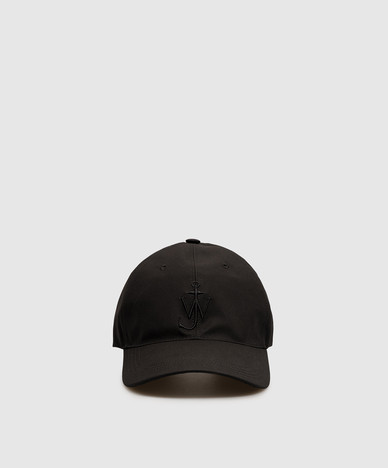 Gorra negra con emblema bordado