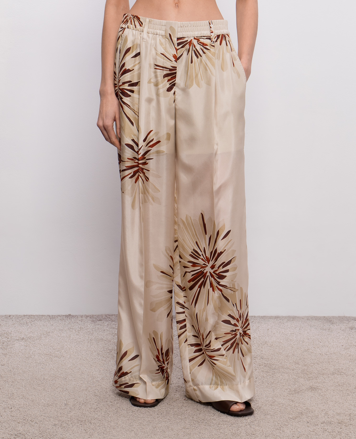 

Beige silk pants with floral print Brunello Cucinelli