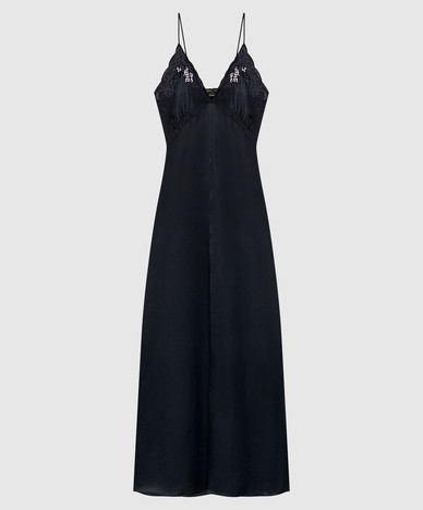 Robe noire ornée de broderies.