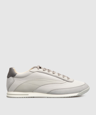 Graue Sneaker-Kombination