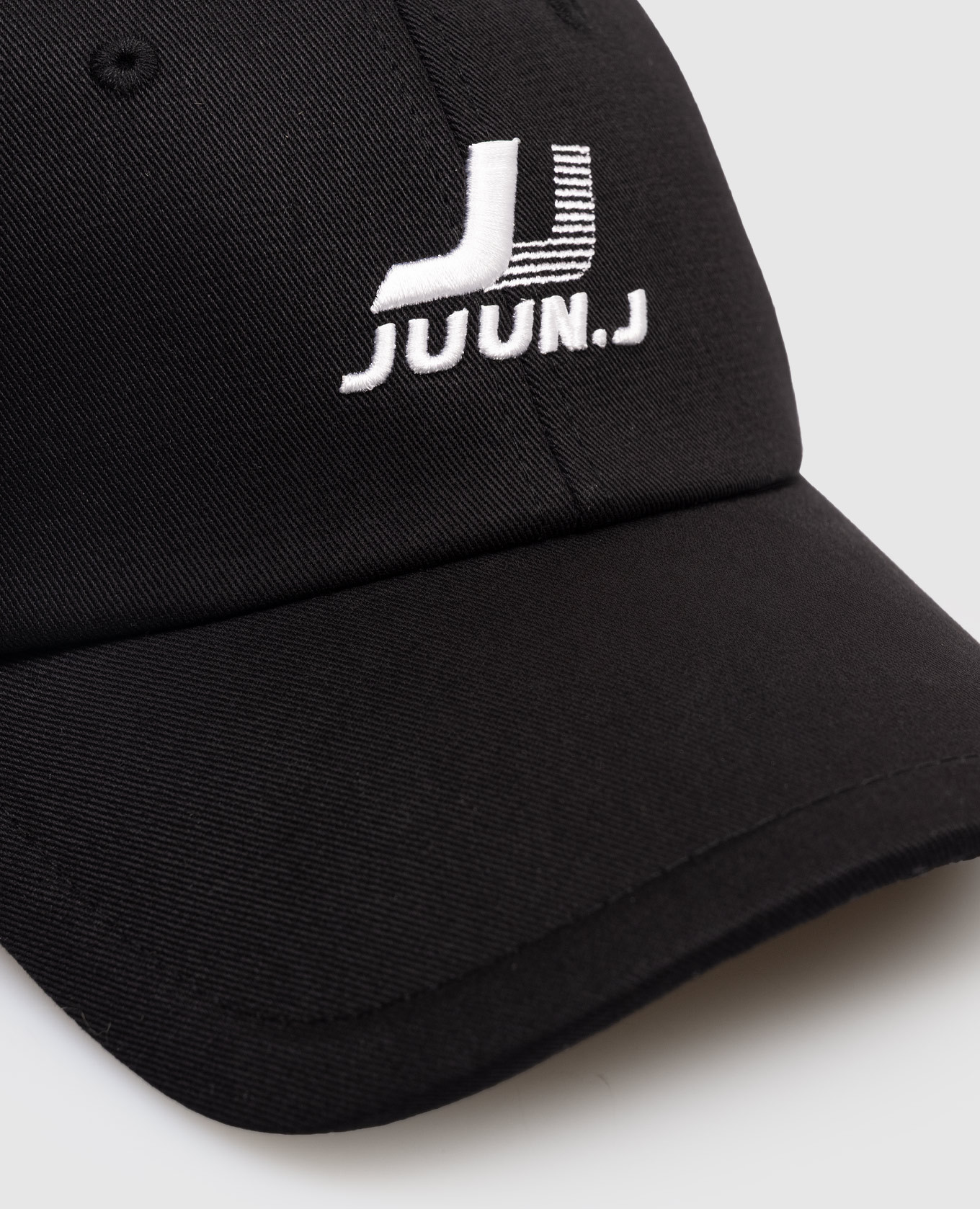 Black cap with contrasting logo Juun.j 4