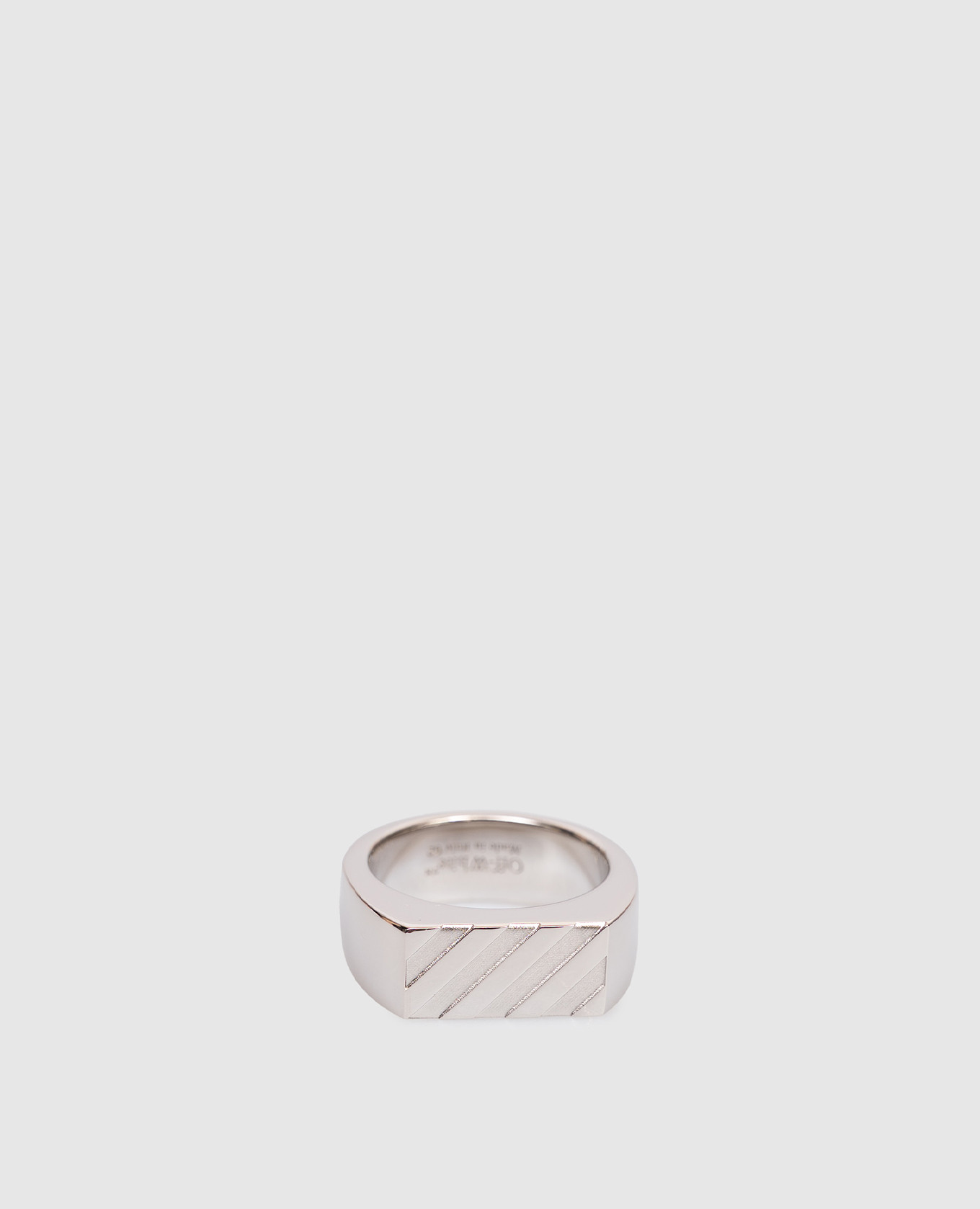 Silver ring with Diag emblem