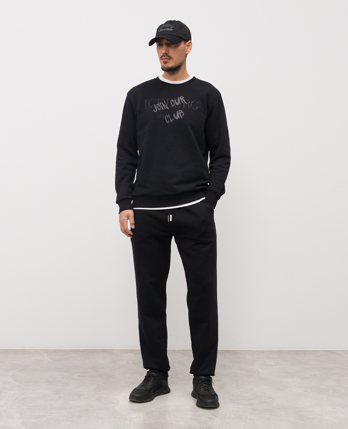 

Black joggers with logo embroidery Iceberg