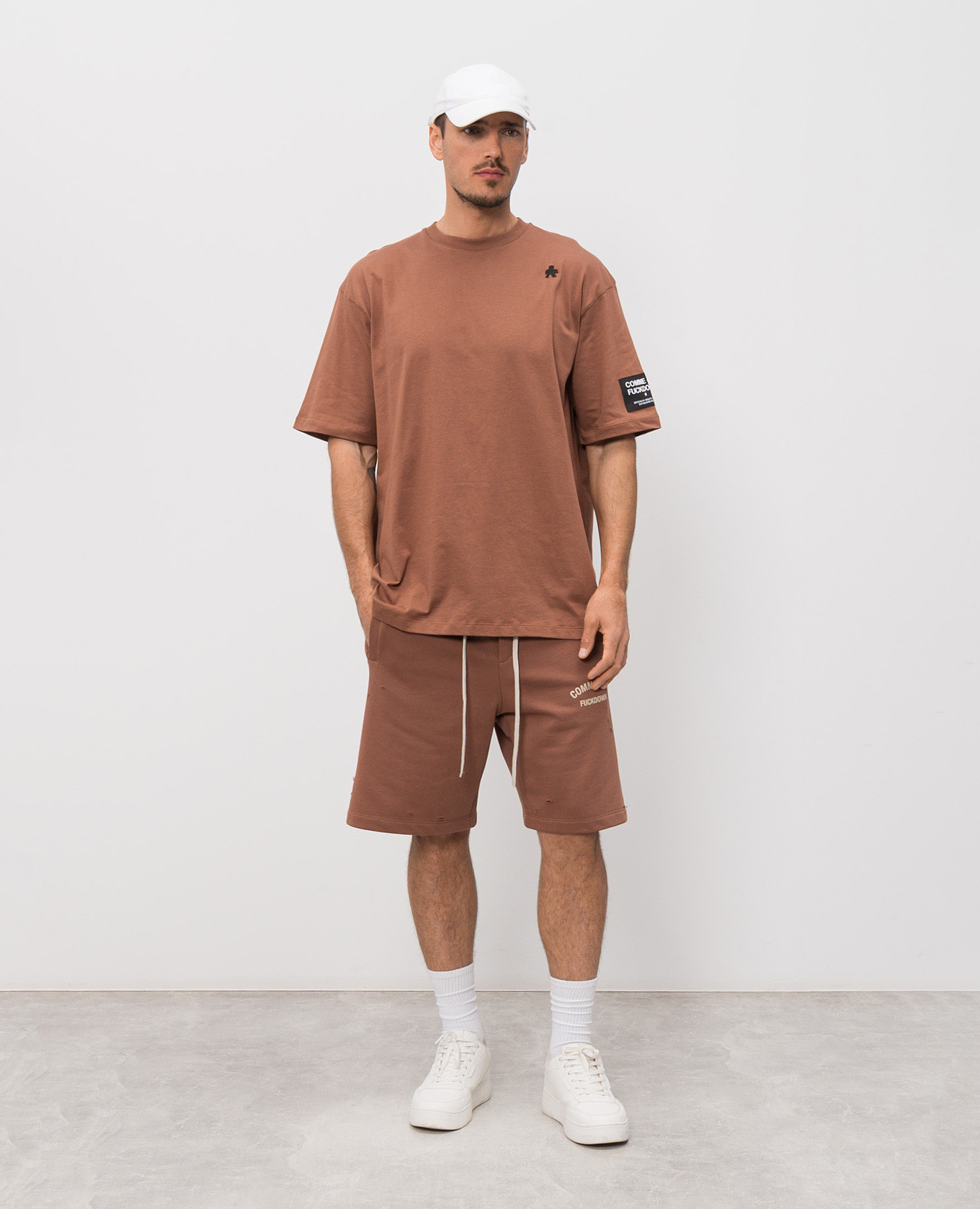 

Brown T-shirt with embroidered emblem Comme des Fuckdown