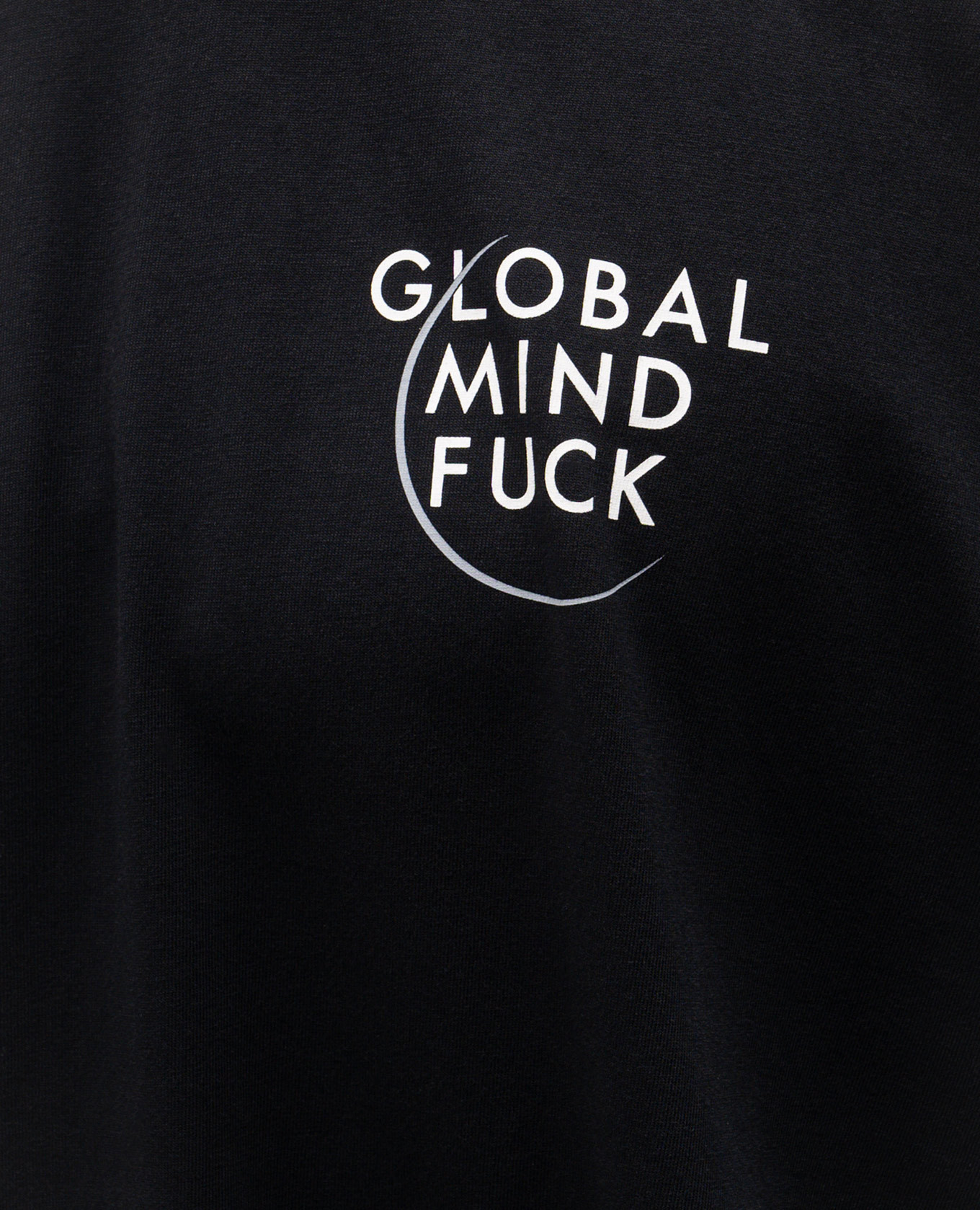 Black T-shirt with contrasting print of the inscription Vetements 5