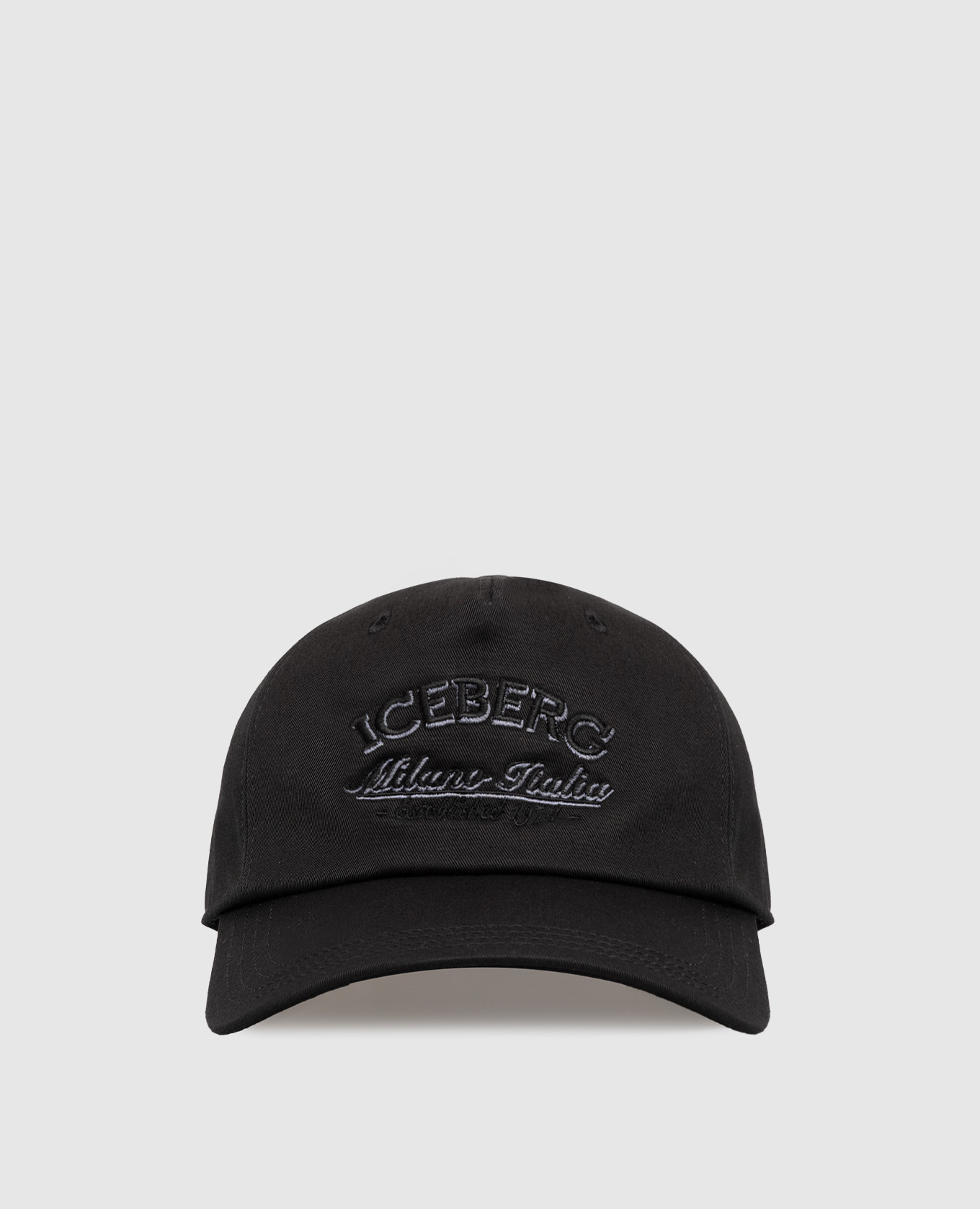 Black cap with textured logo embroidery