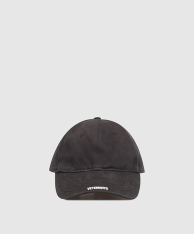 Black cap with logo embroidery