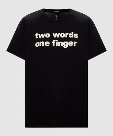 T-shirt met de tekst "Twee woorden, één vinger" in zwart
