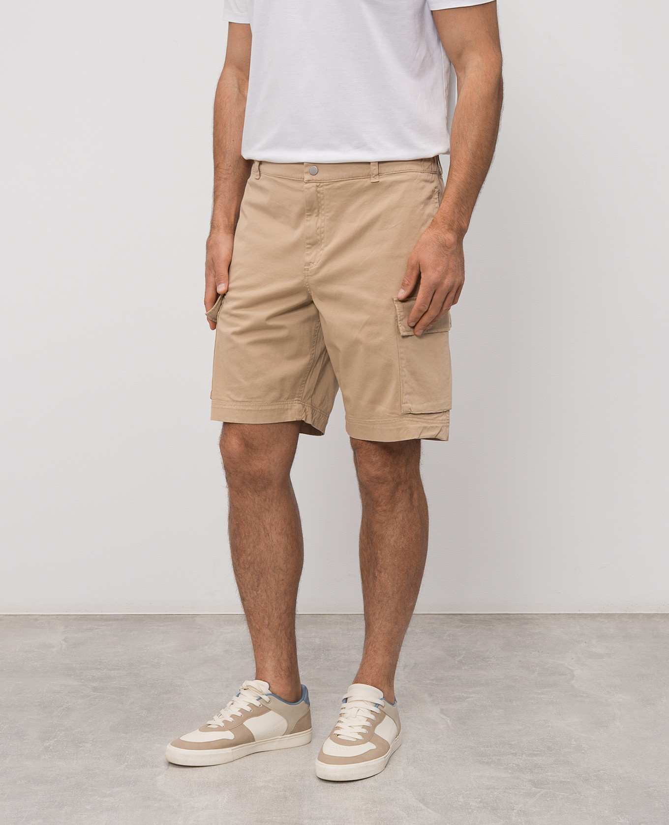 

Beige cargo shorts Woolrich