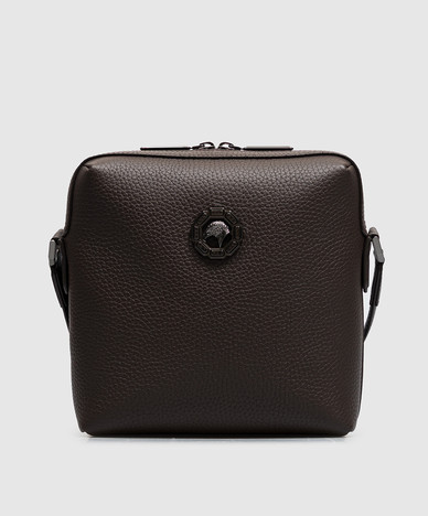 Sac en cuir marron avec emblème texturé