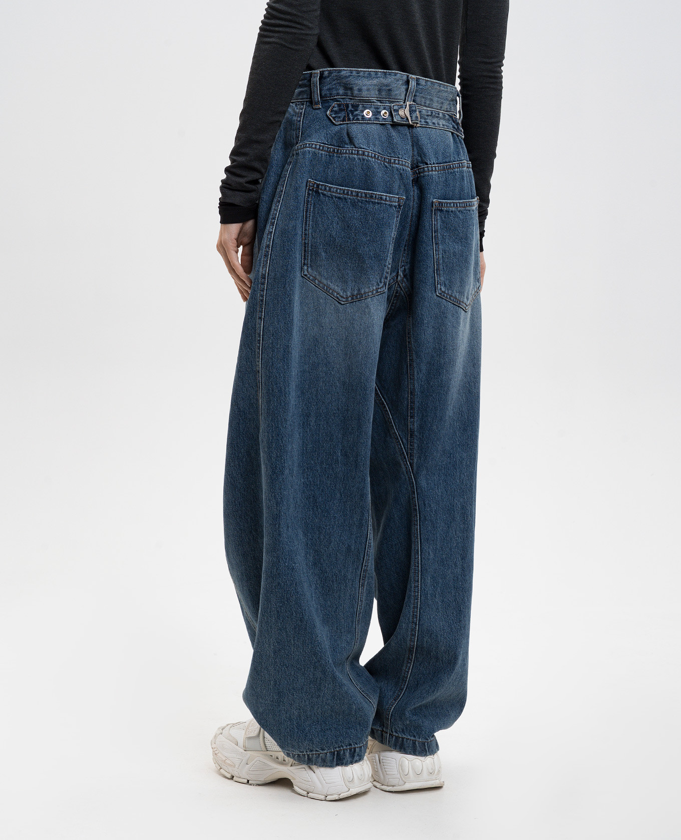 

Blue jeans with a worn effect Juun.j