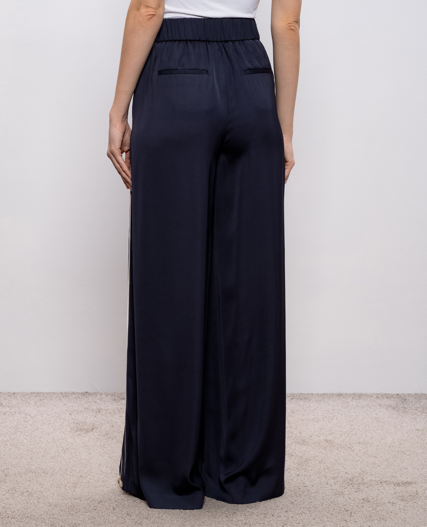 

Blue palazzos with a monil chain Peserico