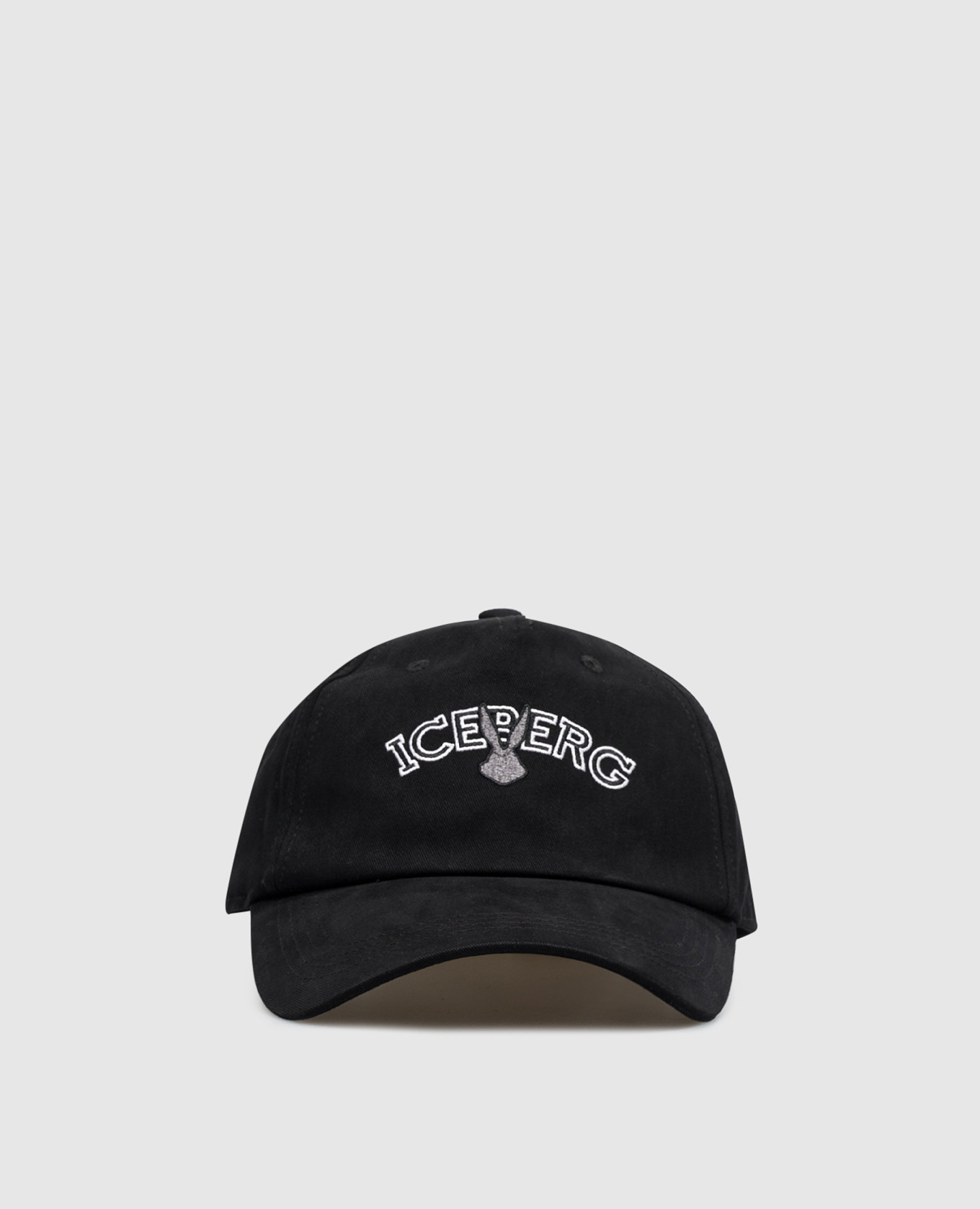 Black cap with logo embroidery