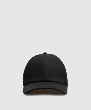 Black cap with logo embroidery