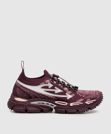 Sneakers bordeaux. Torno subito.