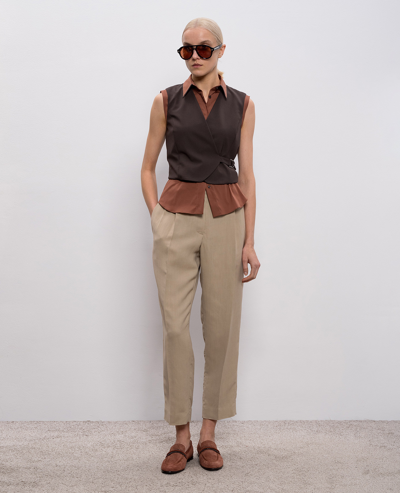

Beige linen pants with monil chain Brunello Cucinelli