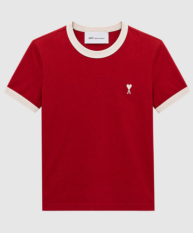 Camiseta roja con emblema bordado