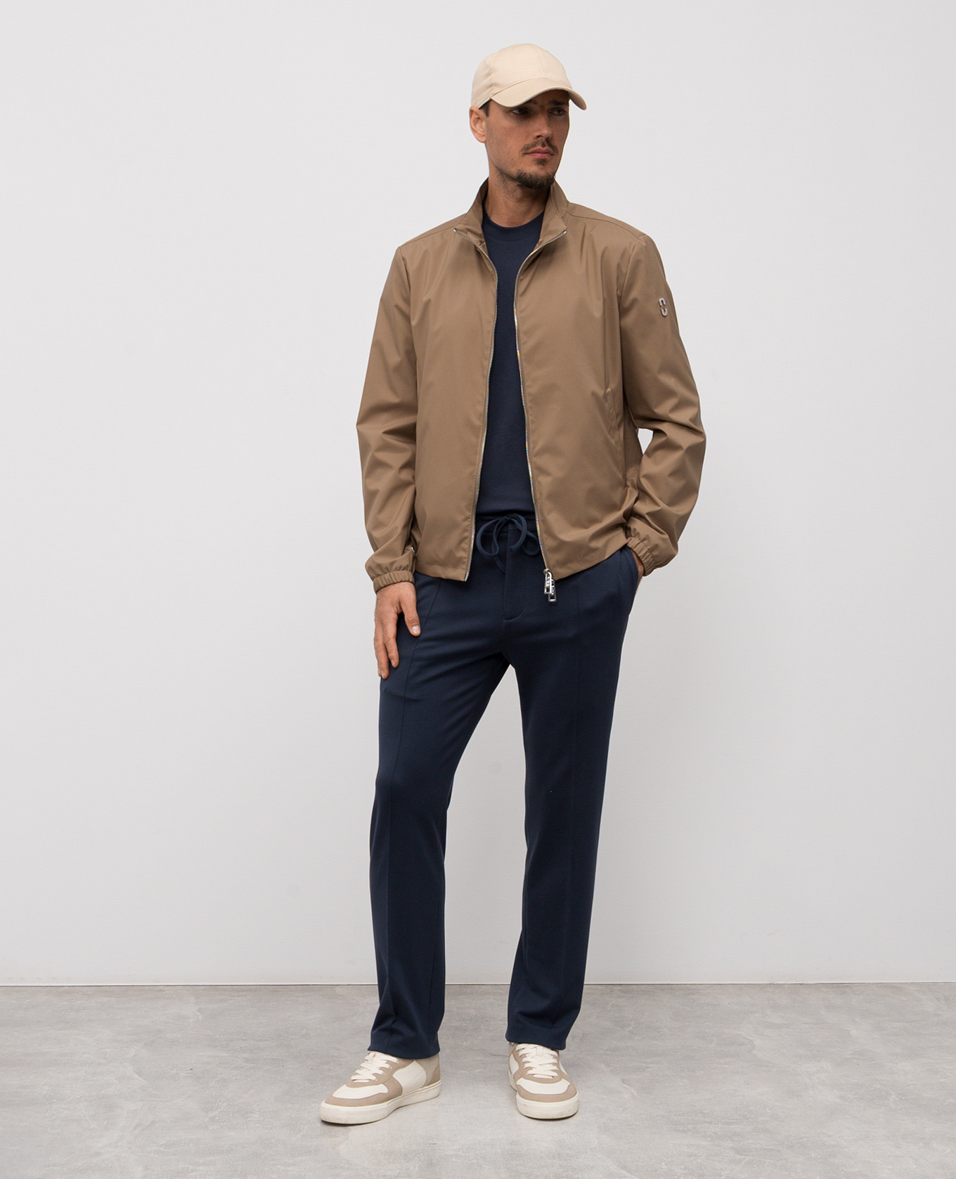 

Brown windbreaker with logo Stilnology