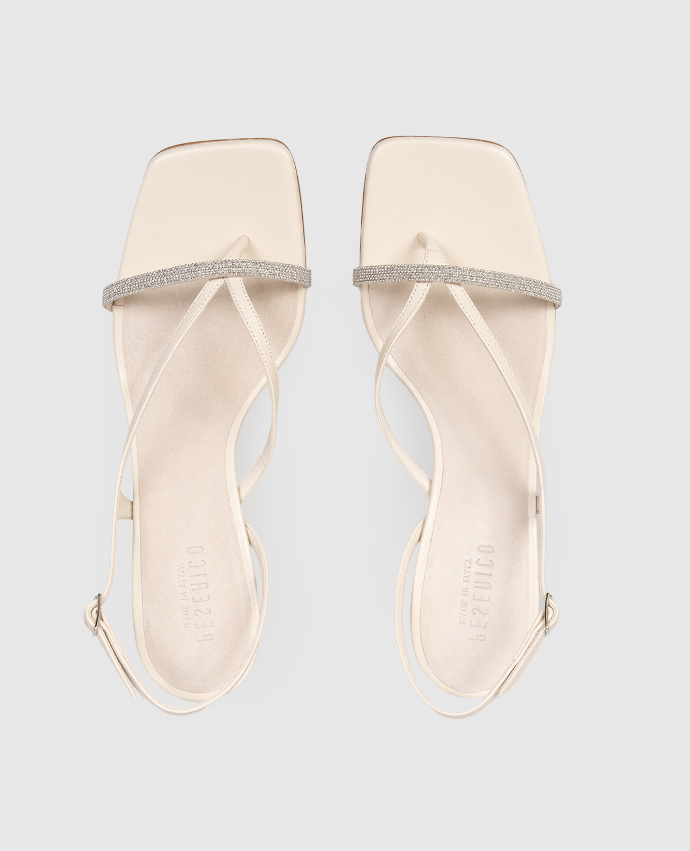 

Beige leather sandals with a monil chain Peserico