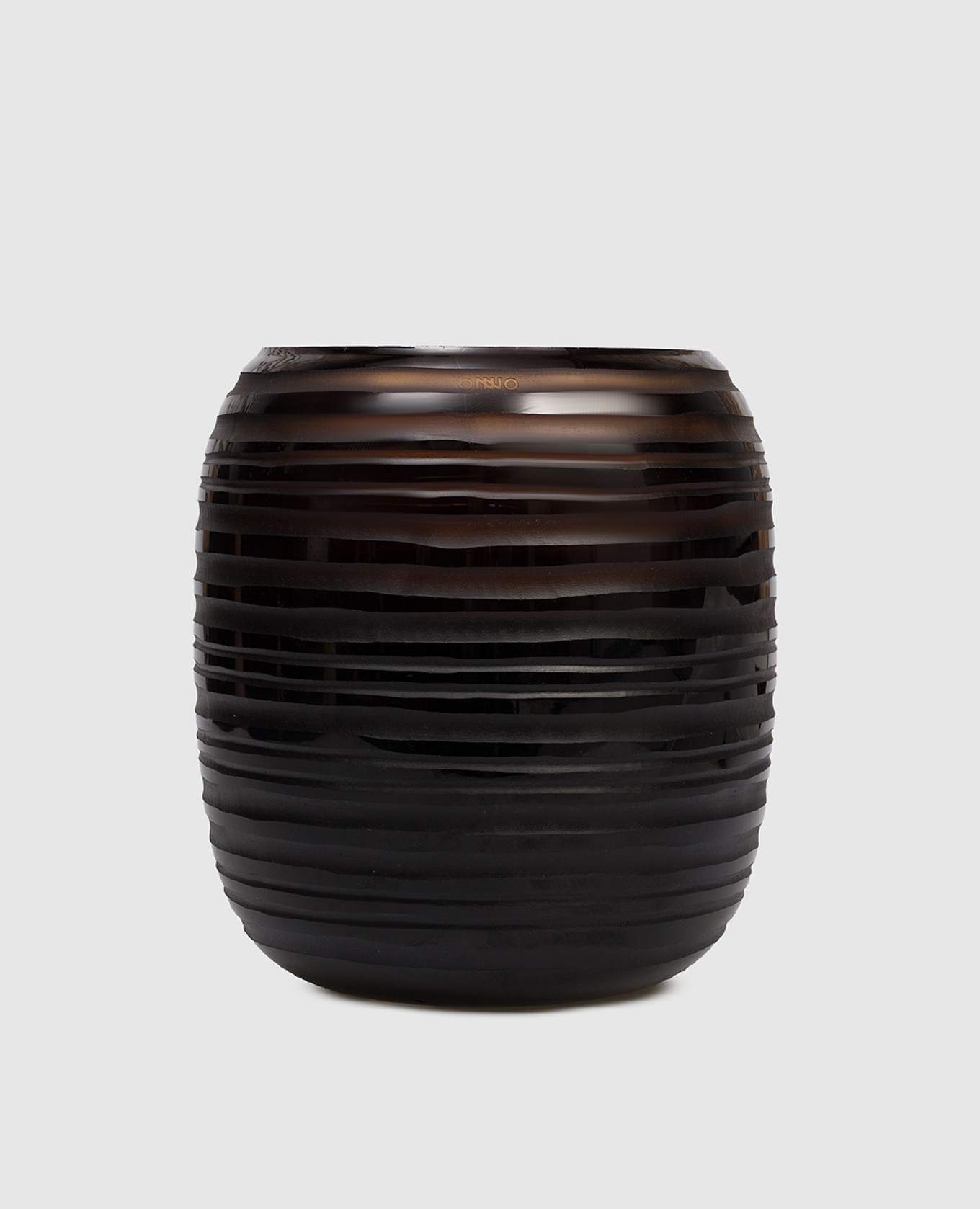 

Sphere Amber  candle with Zanzibar scent in a glass candle holder Onno, Brown