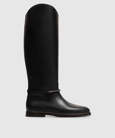 Schwarze Lederstiefel mit Monil-Kette