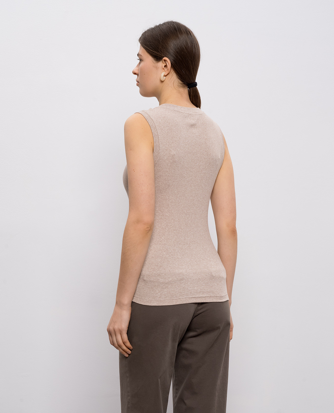 

Beige melange ribbed top with chain Peserico