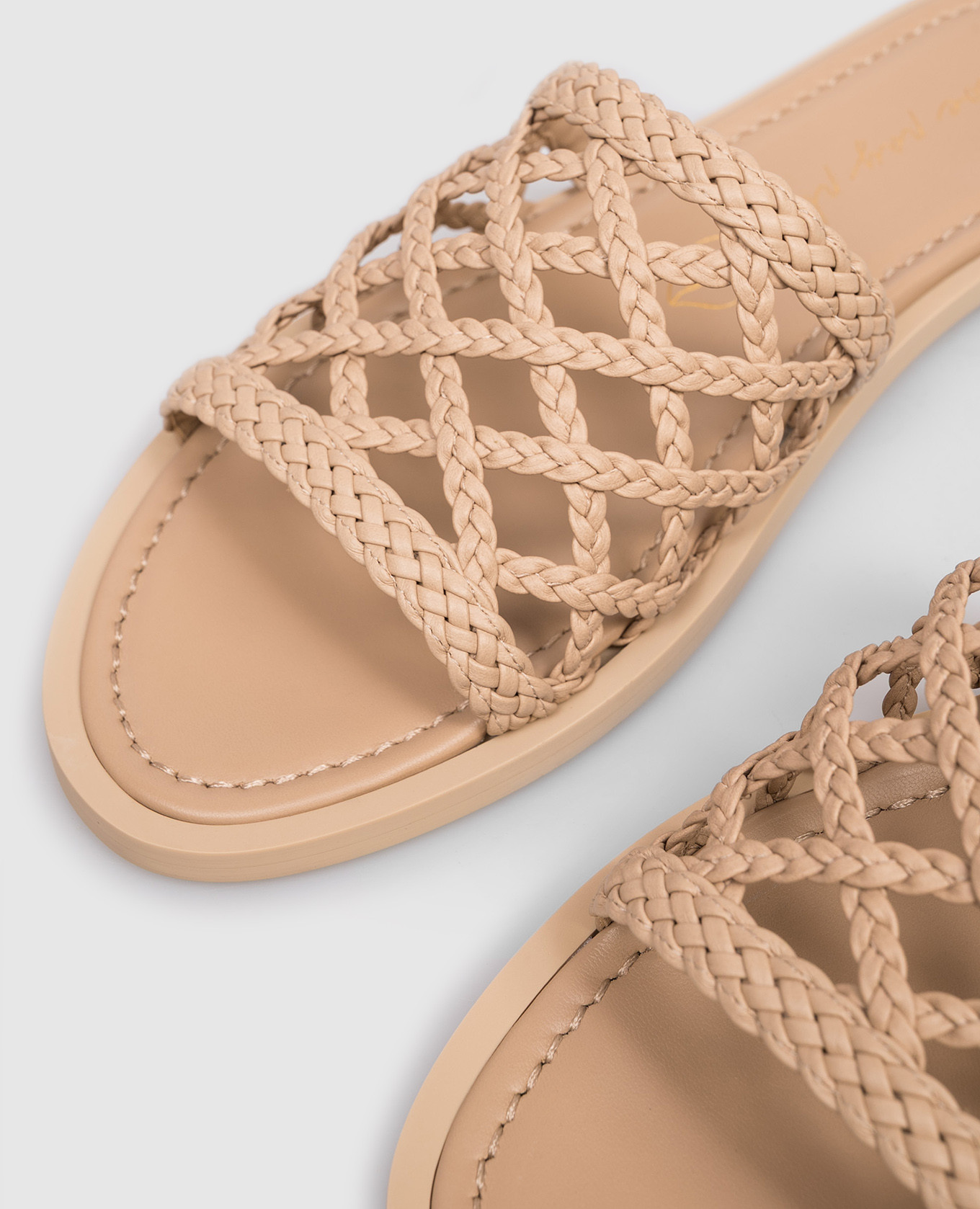 Beige leather flip-flops with weaving Babe Pay Pls 5