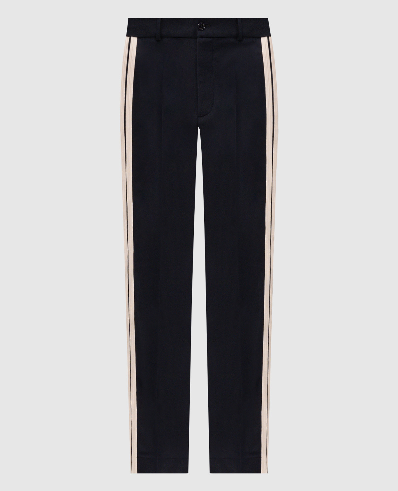 Blaue Hose mit Logoaufnäher