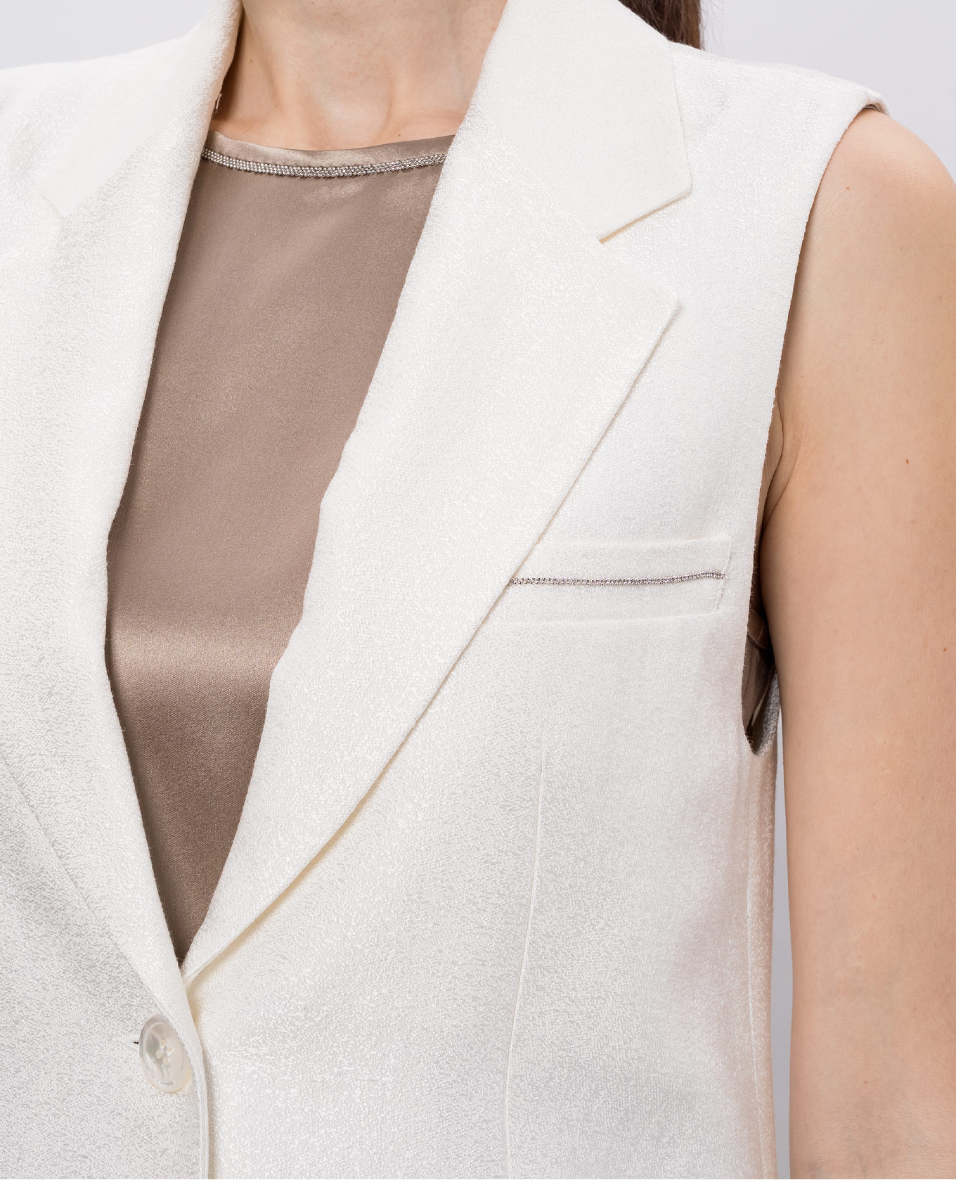 

White vest with monil chain Peserico