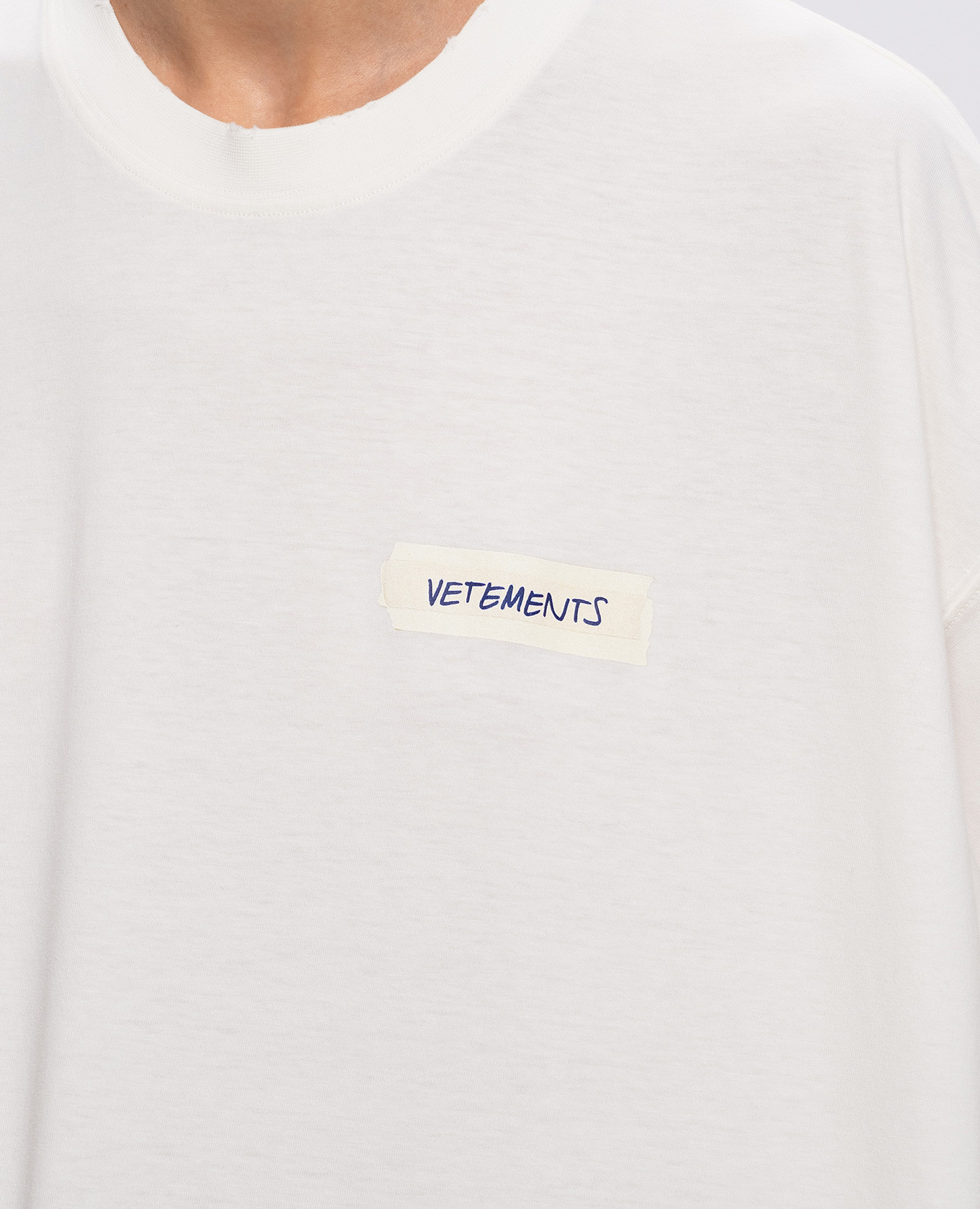 Ivory T-shirt with a print of the inscription Vetements 4
