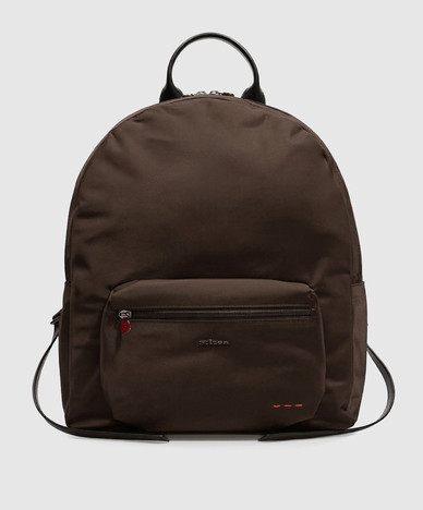 Brauner Rucksack mit Metalllogo