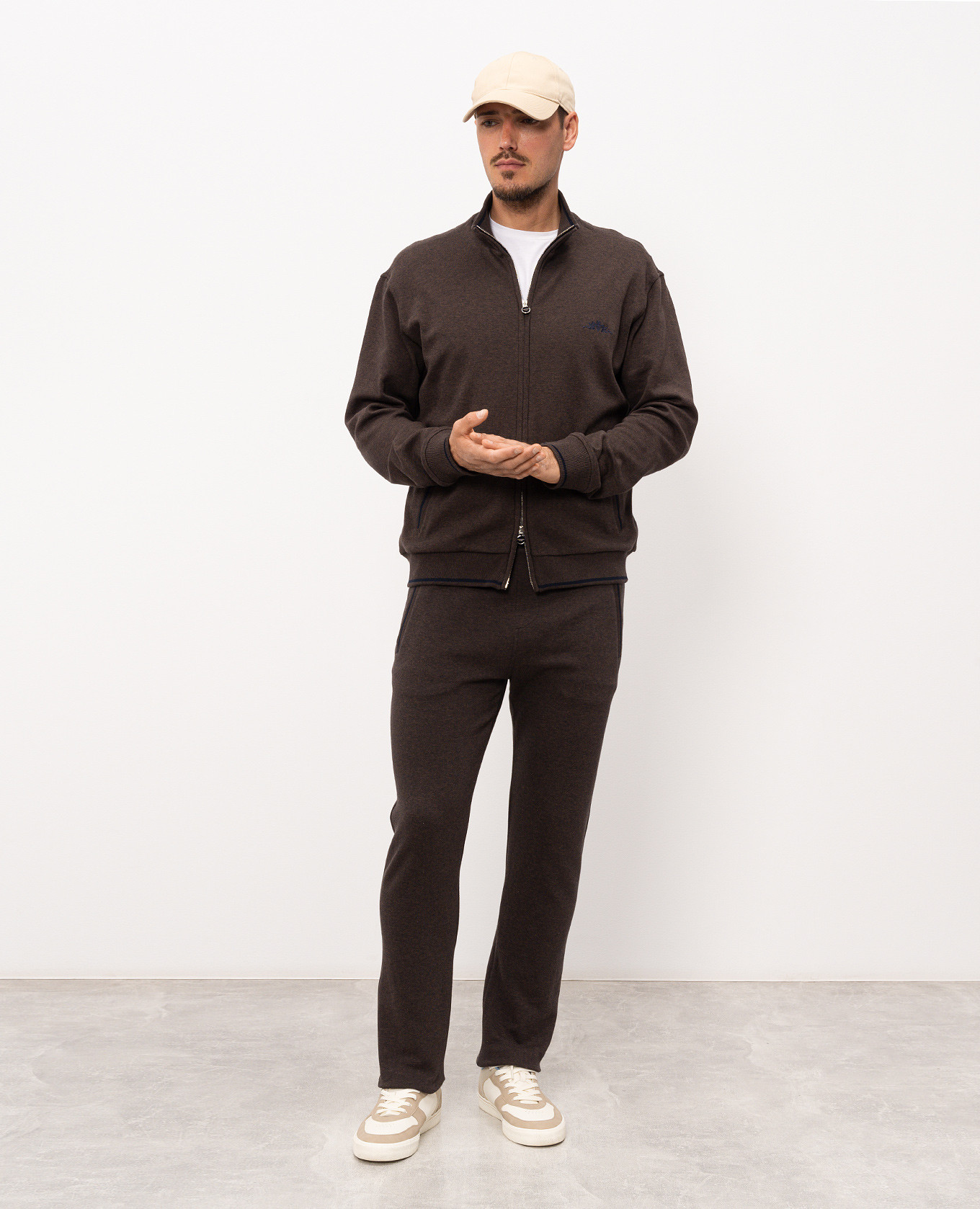 

Brown sports jacket with embroidered emblem Castangia dal 1850