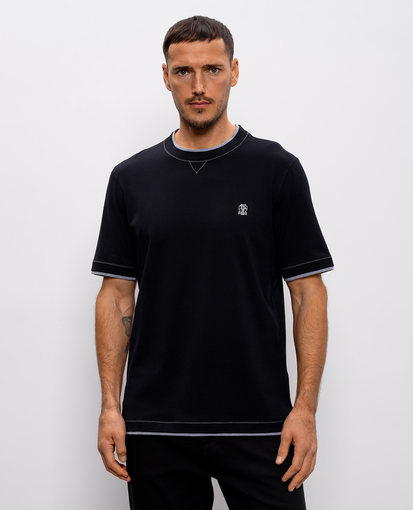 

Black T-shirt with embroidered emblem Brunello Cucinelli