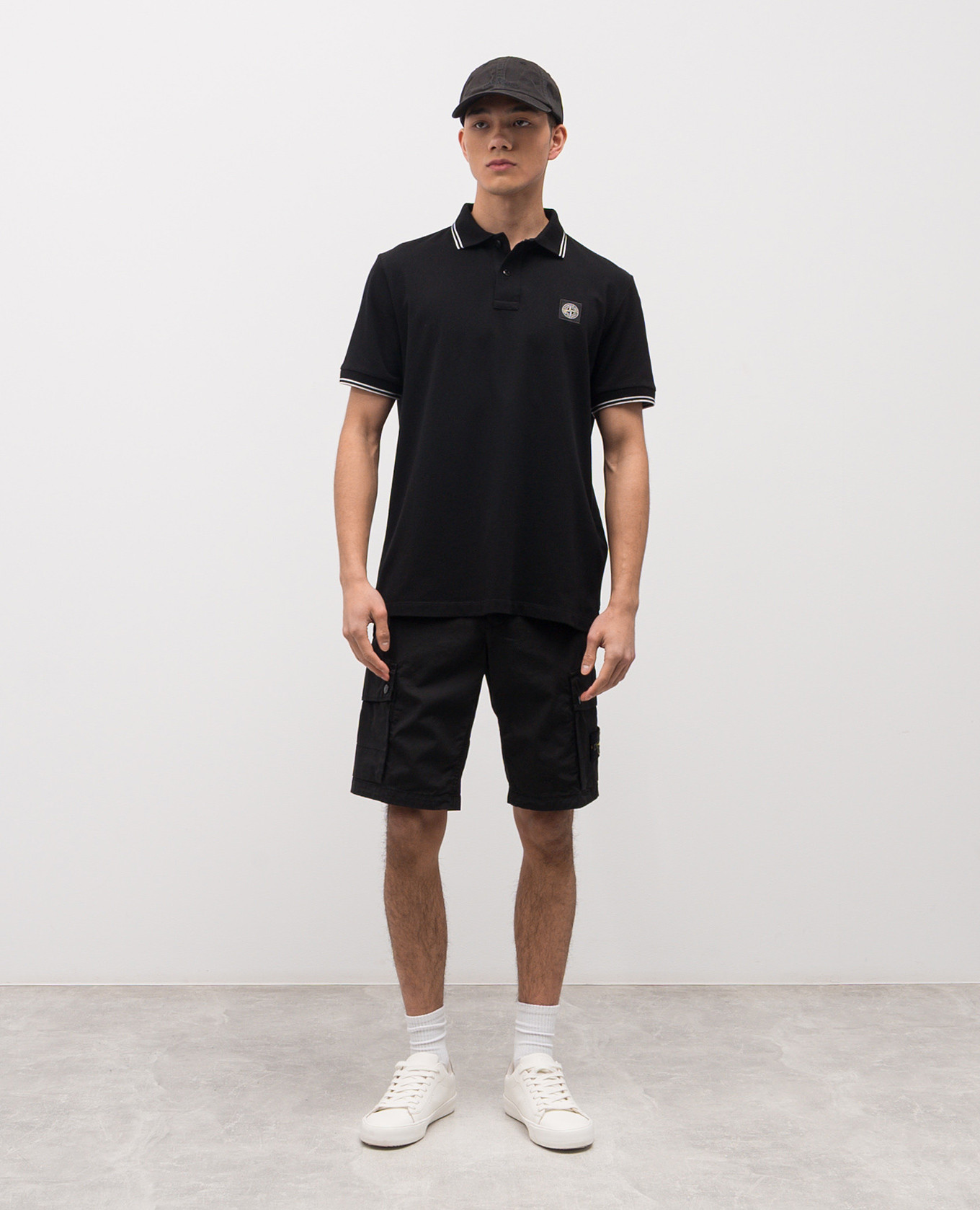 

Black cargo shorts with logo patch Stone Island