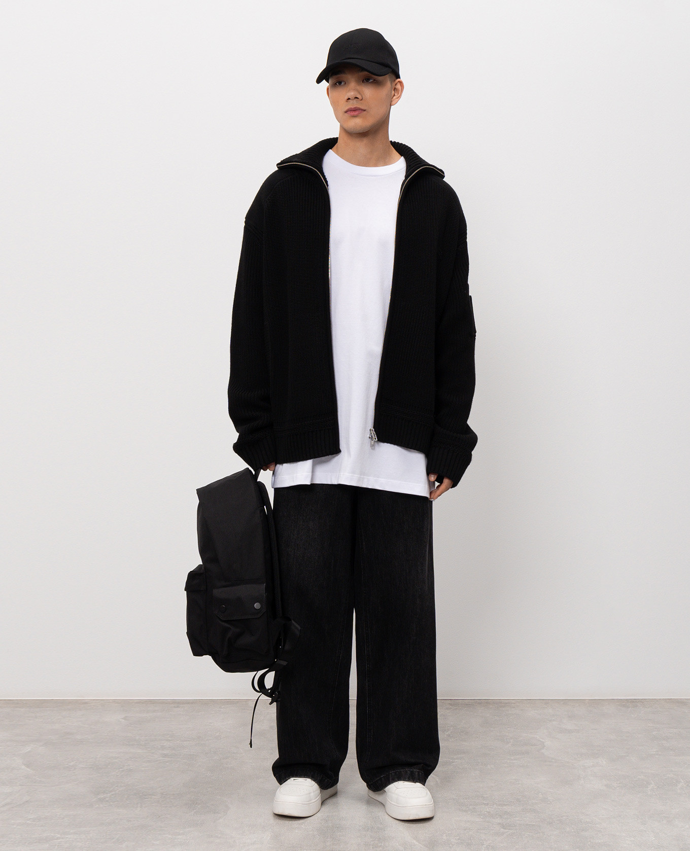 

Black wool cardigan with logo Juun.j